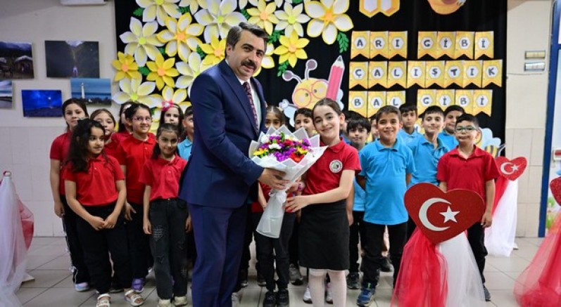 Miniklerin karne heyecanına ortak oldu