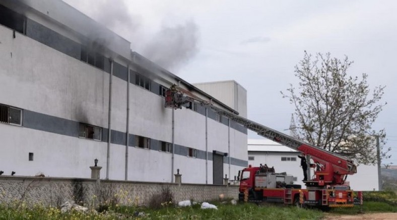 Mobilya fabrikasında korkutan yangın