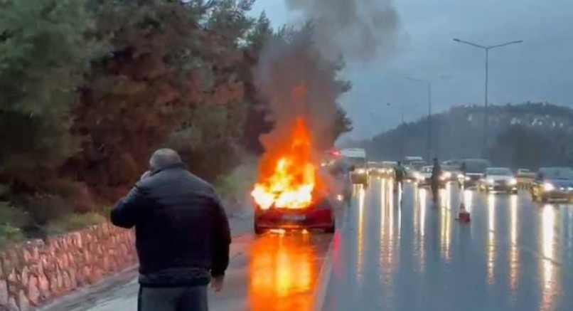 Motor arızası veren otomobil alev alev yandı