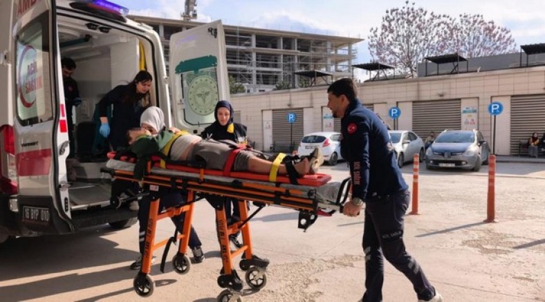 Motosiklet ile bisiklet çarpıştı, 3 kişi yaralandı