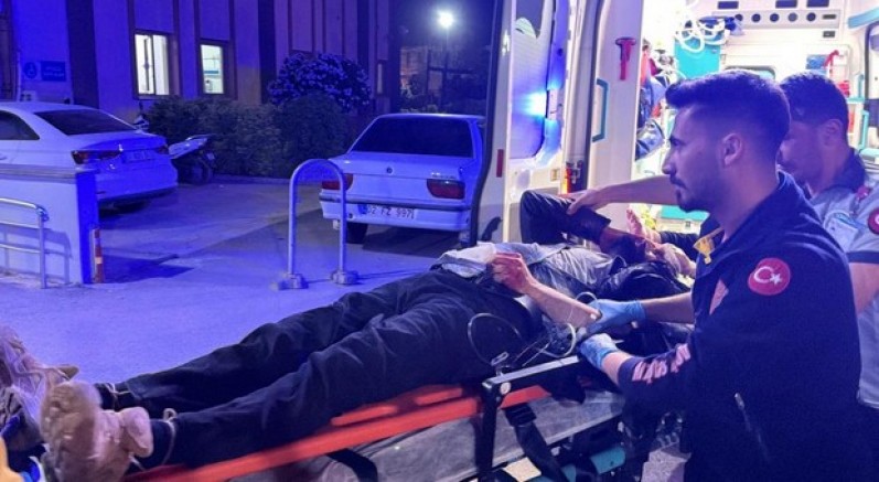 Motosiklet ile kamyonet çarpıştı: 1 ağır yaralı