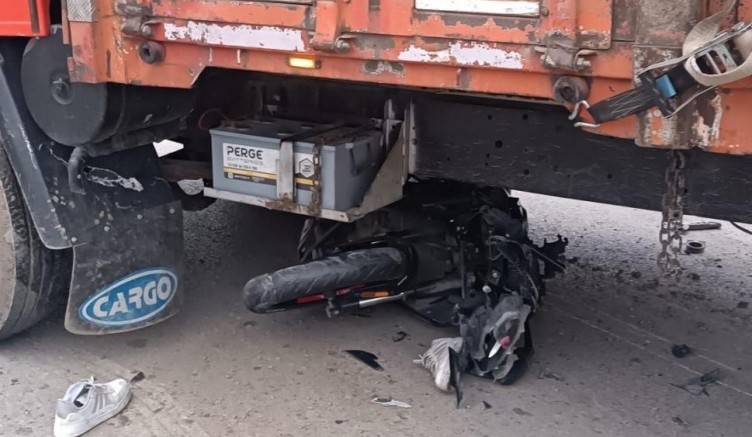 Motosiklet kamyonun altına girdi, sürücü ağır yaralandı