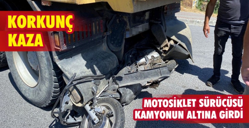 Motosiklet sürücüsü kamyonun altına girdi