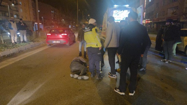 Motosiklet yayaya çarptı: 2 yaralı