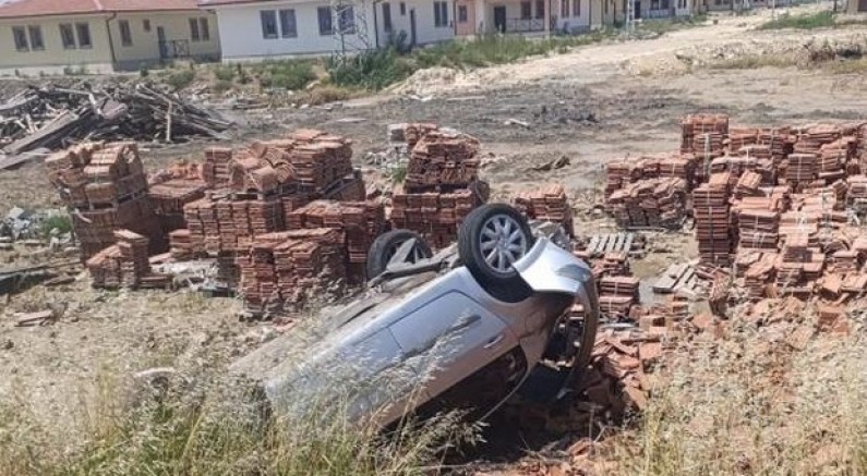 Motosiklete çarpan otomobil takla attı: 1 ölü, 1 yaralı