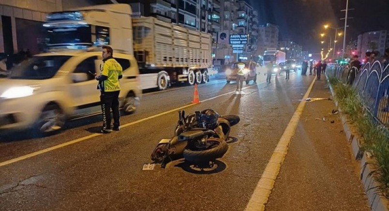 Motosikletin çarptığı yaya ile sürücü hayatını kaybetti