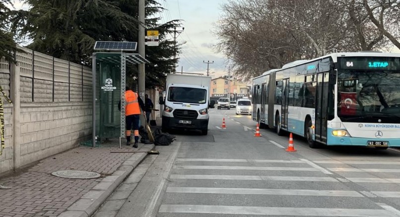 Motosikletle otobüs durağına çarptı: 1 ölü