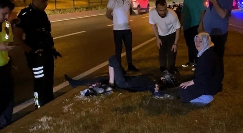 Motosikletten düşen genç yaralandı, annesi yanından ayrılmadı