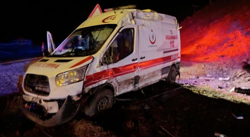 Muş’ta ambulansı devrildi: 5 yaralı