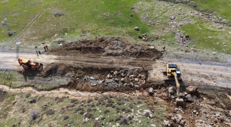 Muş'ta kara yolu çöktü
