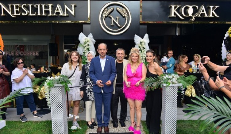 Neslihan Koçak’tan ışıltılı açılış