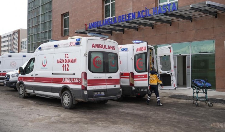 Niğde'de iki otomobil çarpıştı: 6 yaralı