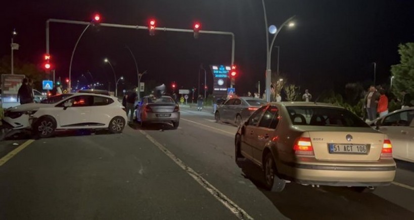 Niğde'de zincirleme kaza: 2 yaralı