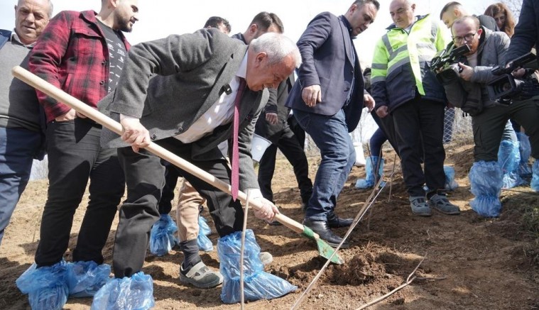 Nilüfer Belediyesi ahududu üretimi ile çiftçiye örnek olacak