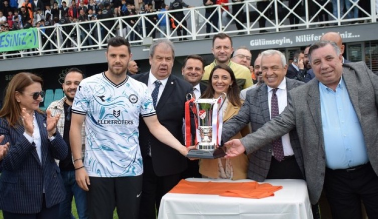 Nilüferli futbolcular şampiyonluk kupasına kavuştu