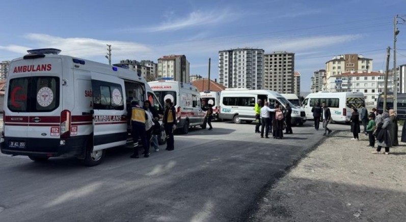 Öğrenci ile rehabilitasyon servisi çarpıştı: 5 yaralı