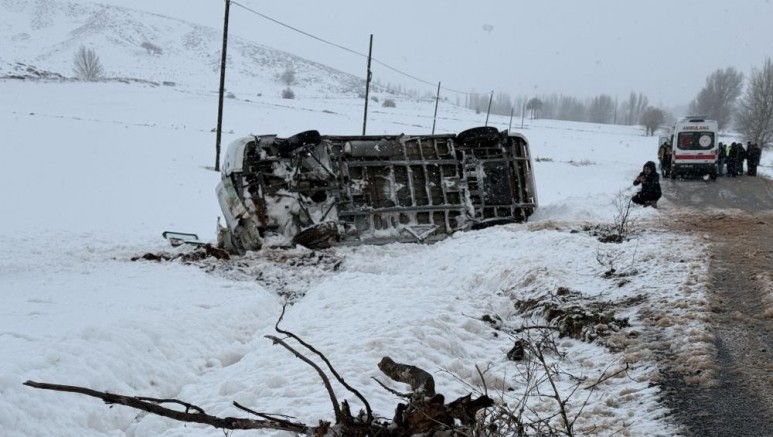Öğrenci servisi devrildi: 14 yaralı