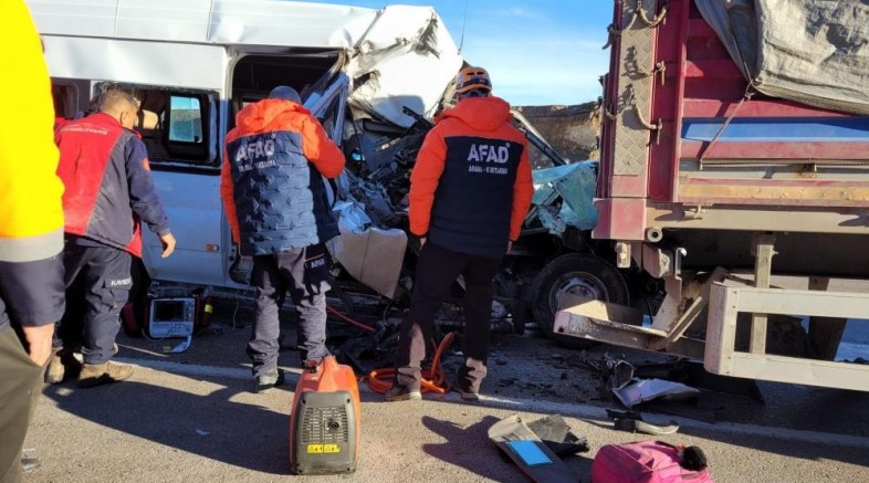 Öğrenci servisi tıra çarptı: 1 ölü, 7 yaralı