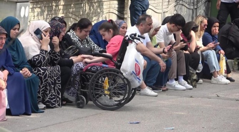 Öğrenciler içeride veliler dışarıda ter döktü