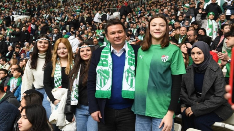Öğrenciler nerede Başkan Aydın orada; Bursaspor'a tam destek...