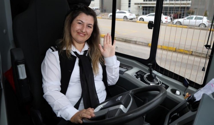 Öğretmenliği bıraktı, otobüs direksiyonuna geçti