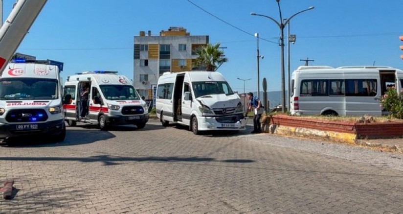 Okul servisleri ile otomobil çarpıştı: 6 yaralı