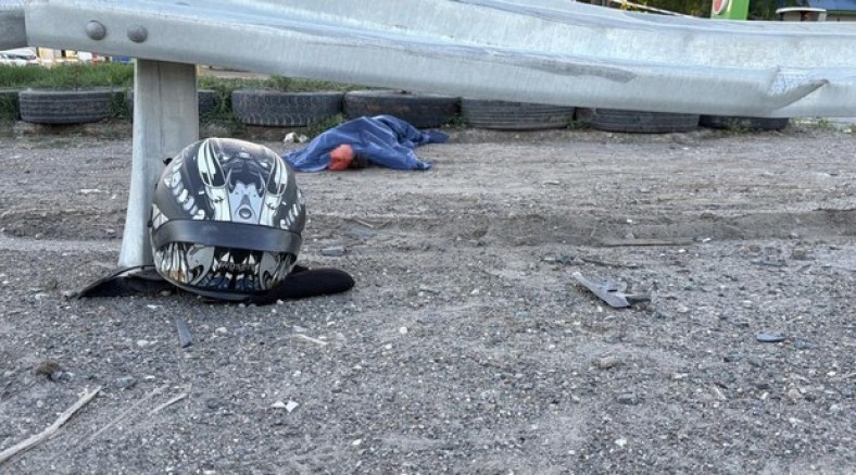 Ölüm virajında motosiklet takla attı: 1 ölü