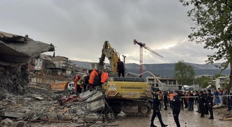 Operatör enkaz altında kaldı: 1 yaralı