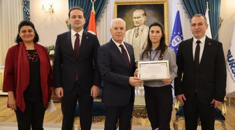 Örnek güvenlik görevlisine Başkan Bozbey'den tebrik