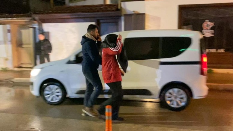 Ortalığı bir birine katan gençlerden biri yakalandı