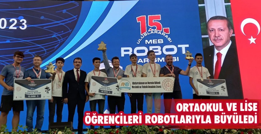 Ortaokul ve lise öğrencileri robotlarıyla büyüledi