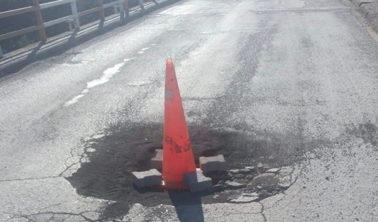 Ortasında delik oluşan köprü trafiğe kapatıldı