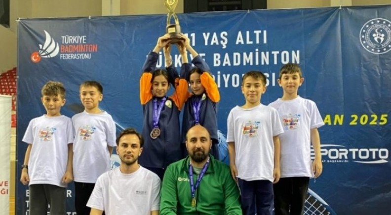 Osmangazi Belediyespor'un genç badmintoncuları fırtına gibi