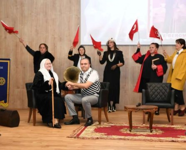 Osmangazi’de ayakta alkışlanan oyun