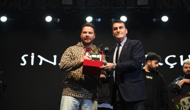 Osmangazi Meydanı’nda Sinan Akçıl coşkusu