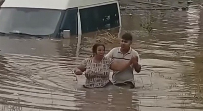 Osmaniye’de araçlar ve evler sular altında kaldı