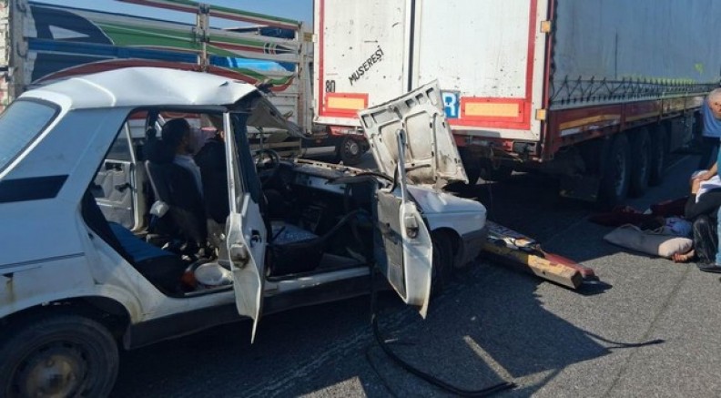 Osmaniye’de otomobil tıra çarptı: 3’ü çocuk 5 yaralı