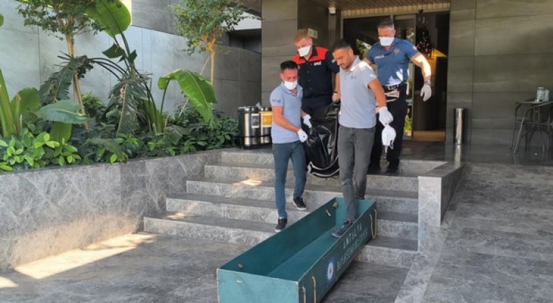Otel odasında ölü bulundu