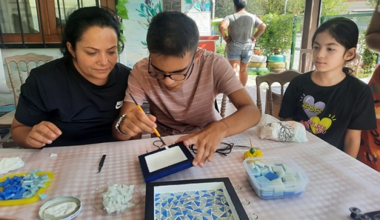 Otizmli gençler mozaik atölyesinde buluştu