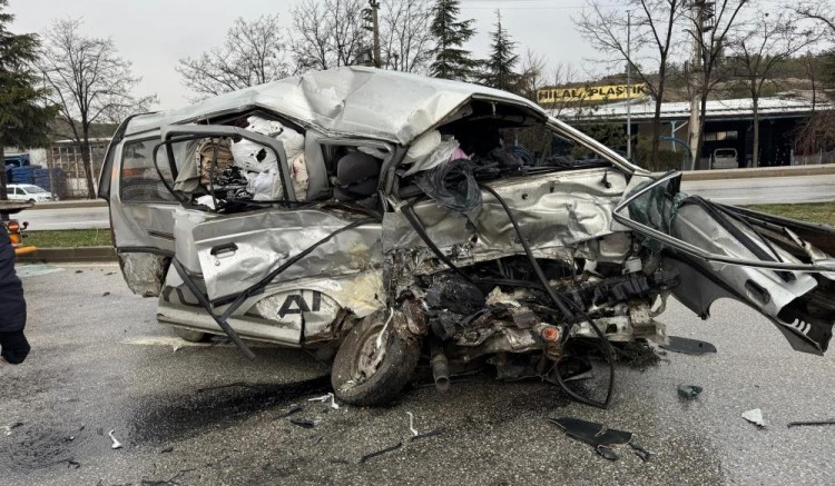 Otobüs ile minibüs çarpıştı: 1'i ağır 7 yaralı