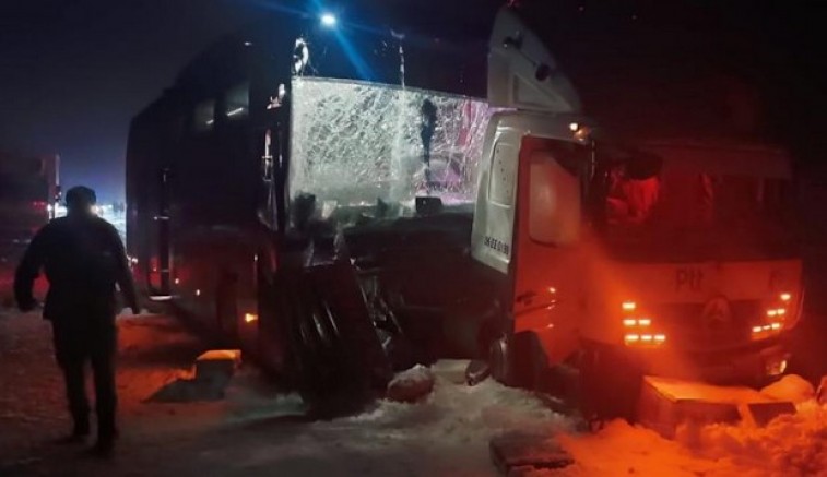 Otobüs kamyona çarpı: 9 yaralı