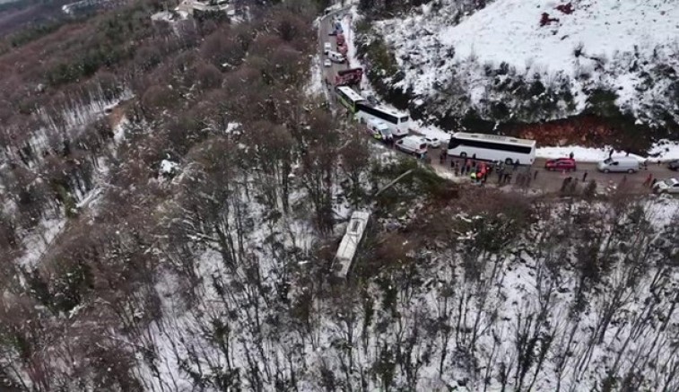 Otobüs şarampole uçtu: 22 yaralı