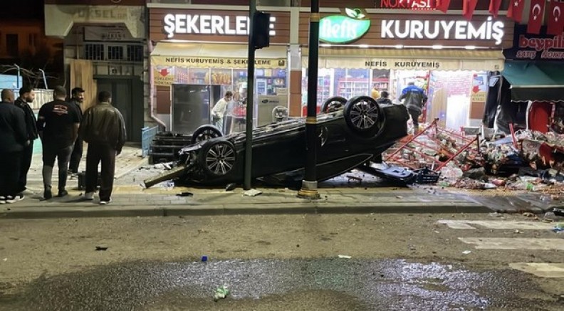 Otomobil 2 iş yerine çarparak devrildi