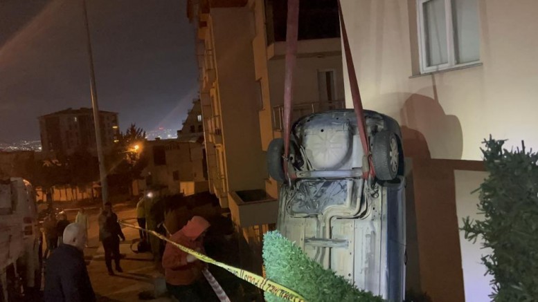 Otomobil apartman bahçesine uçtu: 2 yaralı