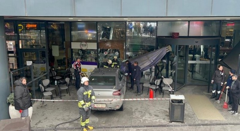 Otomobil AVM’deki kafeye girdi: 1 yaralı