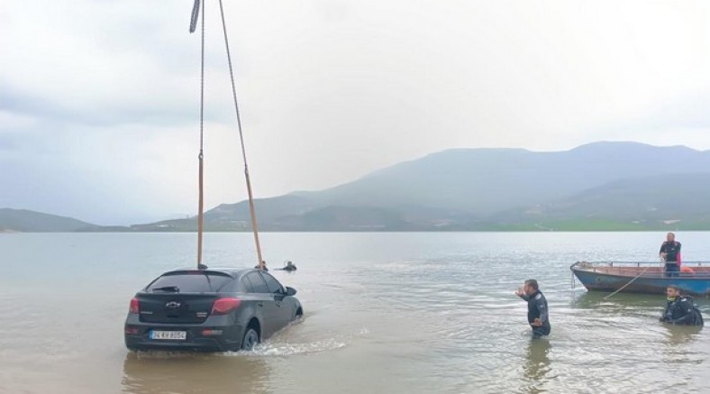 Otomobil baraj gölüne düştü