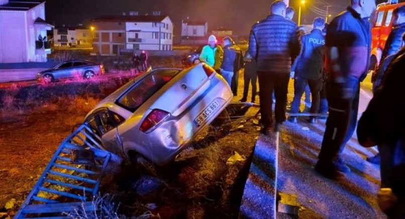Otomobil bariyere çarptı: 1’i ağır, 2 kişi yaralandı