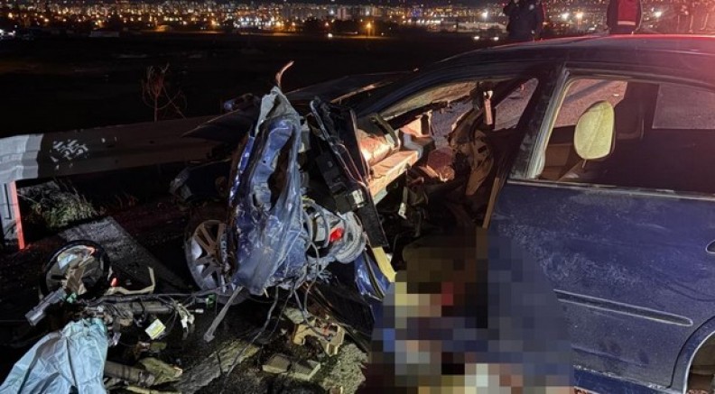 Otomobil bariyerlere ok gibi saplandı: 1 ağır yaralı
