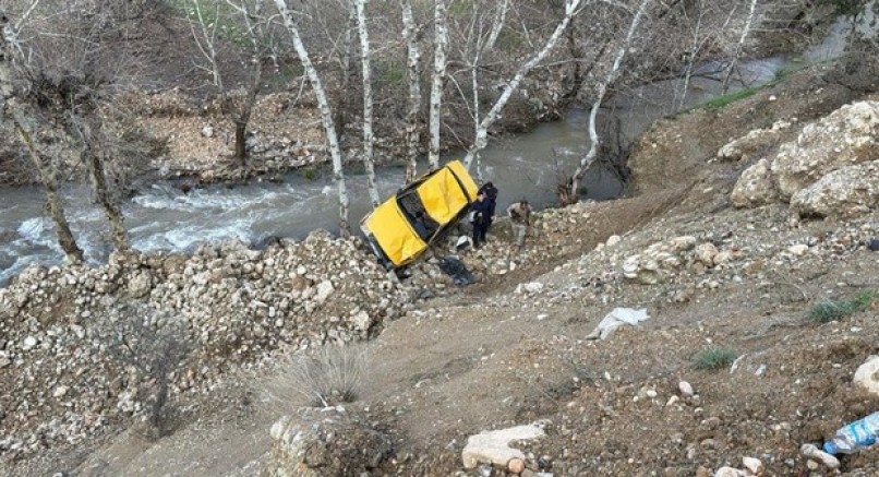 Otomobil dere yatağına yuvarlandı: 3 yaralı