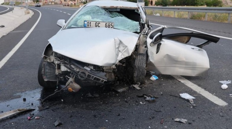 Otomobil direğe çarptı: 1 çocuk ölü, 3 yaralı
